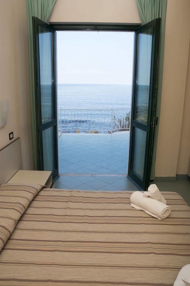 L'Approdo Di Angelino Hotell Pizzolungo Exteriör bild